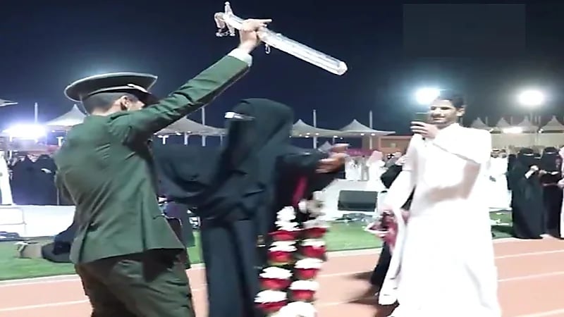 البراء العتيبي يفي بوعده لوالدته يوم تخرّجه من كلية الدفاع الجوي .. قيديو