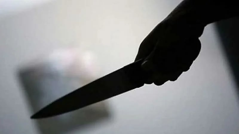 مشبوه يؤذي نفسه بأداة حادة عند طلب بطاقته الشخصية