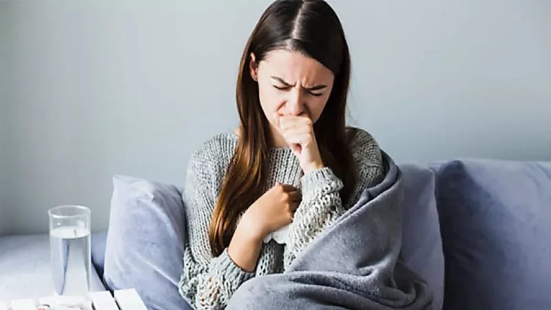 أخصائي تغذية يكشف عن 4 وصفات طبيعية لتهدئة الكحة.. فيديو