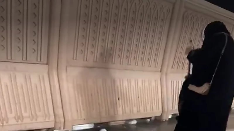 سعودية تنظف الحرم المكي بيدها الطاهرة.. فيديو