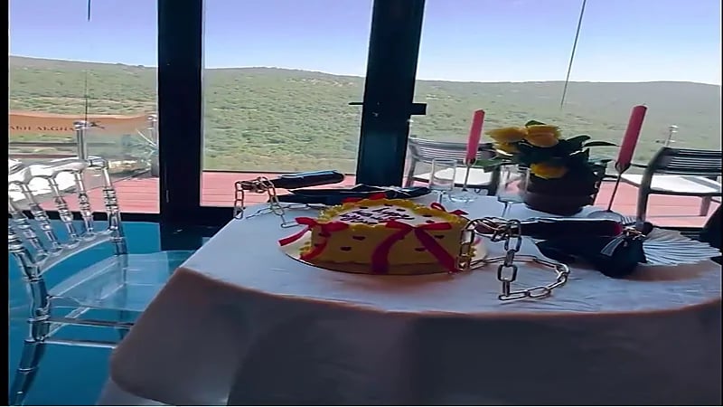 مفاجأة صادمة: شاب يعلن طلاقه وسط أجواء رومانسية (فيديو)