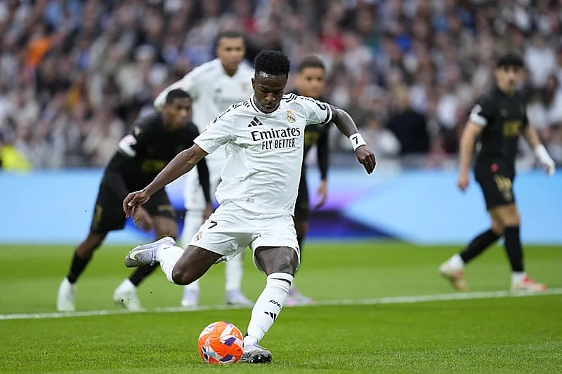 الهلال يجهز عرضًا تاريخيًا فينيسيوس وأنشيلوتي