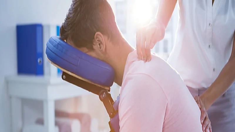 طبيب : التدليك الليمفاوي يساعد في التخلص من السموم