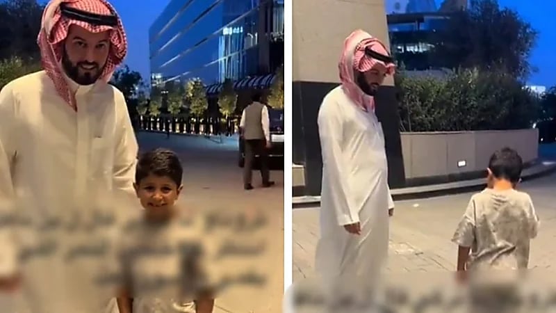 لقطة طريفة لفهد بن نافل مع طفل هلالي .. فيديو