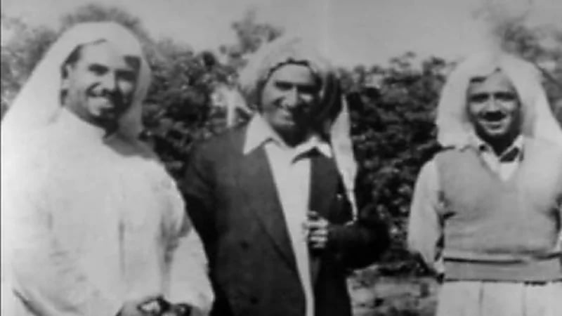 صورة نادرة لـ أميريْ الكويت الشيخ جابر والشيخ صباح ويتوسطهم الشيخ خزعل