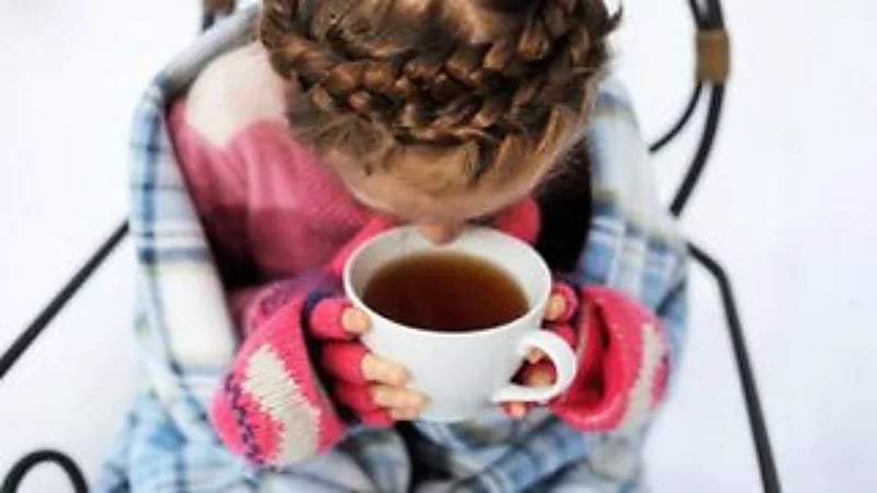 الإفراط في تناول المشروبات الساخنة يعرض طفلك للسرطان