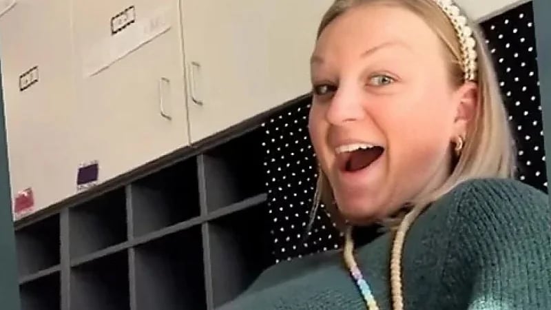 معلمة توقف حصة دراسية بسبب ركلات جنينها وسط تفاعل الطلاب ..فيديو