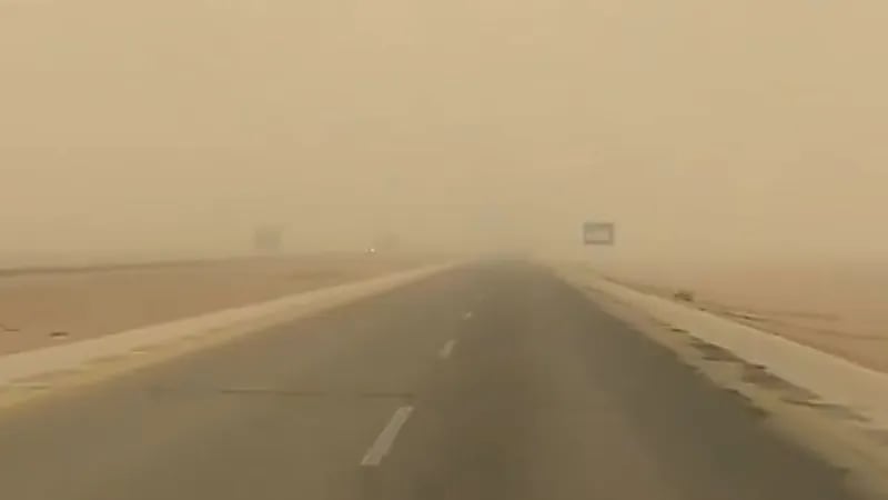 غبار كثيف يغطّي سماء حفر الباطن ..فيديو