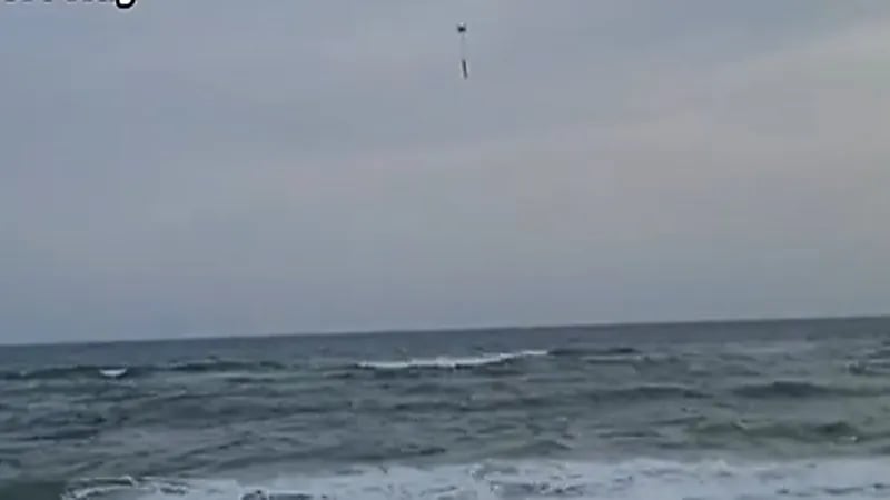 طائرة مسيرة تنقذ فتاة من الغرق .. فيديو