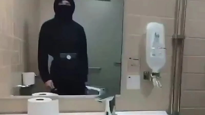 صبي يطعن 3 فتيات في مدرسة ثانوي بمساعدة ChatGpt .. فيديو