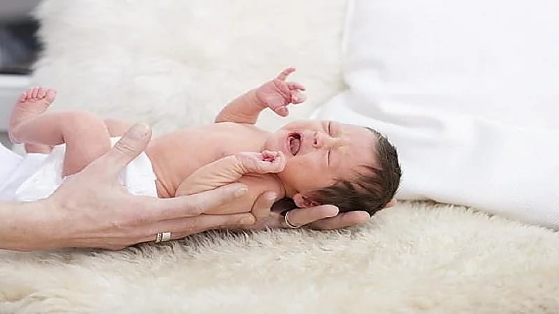 القبض على زوجين حاولا بيع طفلتهما الرضيعة