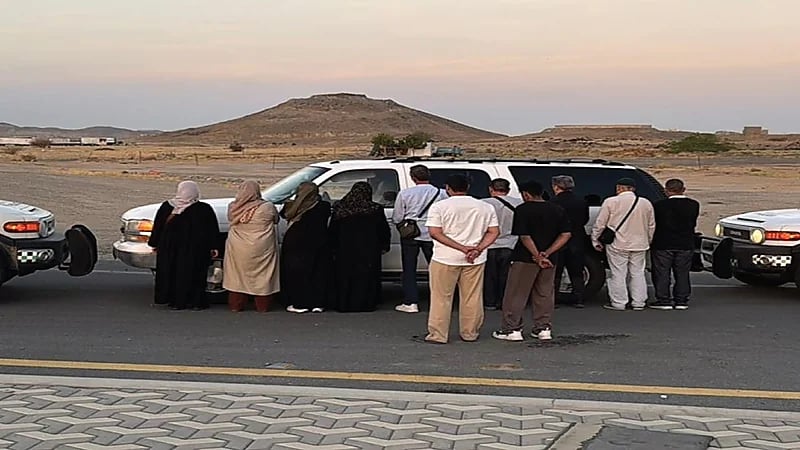 أمن الحج تستخدم طائرة درون في ضبط مواطنين لنقلهما 9 وافدين مخالفين.. فيديو