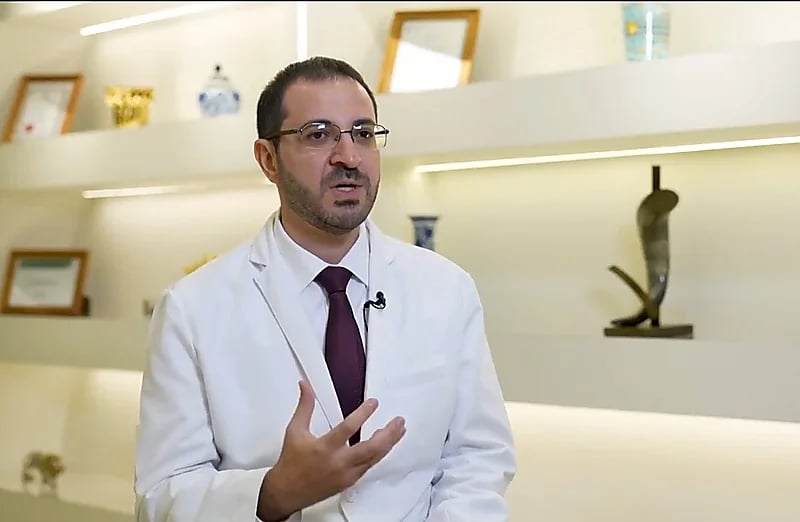 طبيب جلدية يحذر: أمراض الصيف ترتبط بأسلوب الحياة وهذه أبرزها.. فيديو