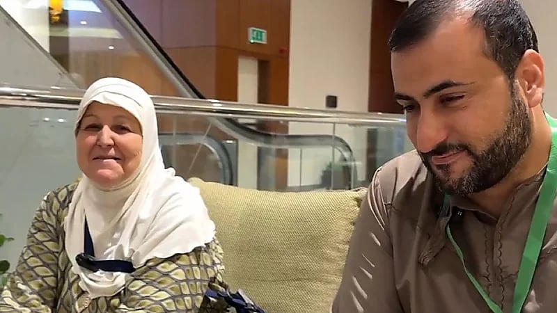 حاج تونسي يلتقي عمته في ⁧‫مكة‬⁩ أثناء رحلة الحج بعد غياب دام 10 سنوات .. فيديو