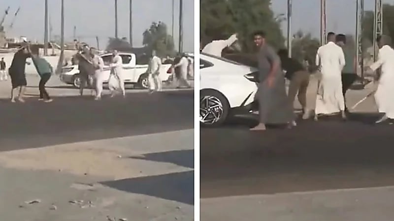 مشاجرة عنيفة بين مجموعة من الشباب في شوارع البصرة في وضح النهار .. فيديو