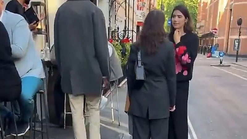 رجل يثير الهلع بين المواطنين بعد تظاهره بوجود أفعى بين المارة.. فيديو