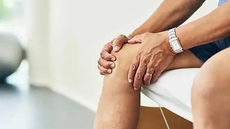 مختصون يحذرون من 8 عادات تتسبب في التهابات وآلام الركبة