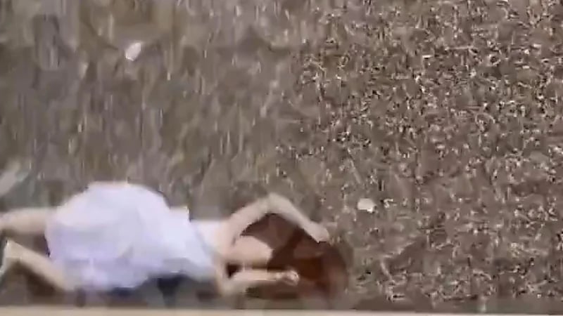 شابة قفزت من النافذة هرباً من اعتداء صديقها ‏..فيديو