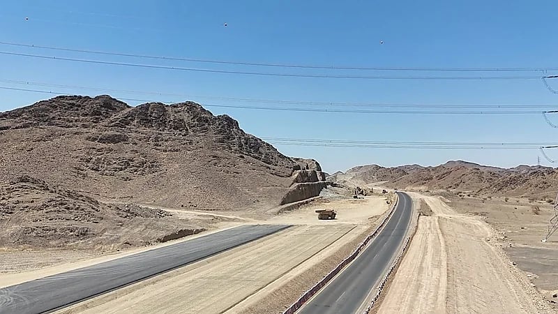 تواصل أعمال استكمال الطريق الدائري الثالث في المدينة المنورة .. صور