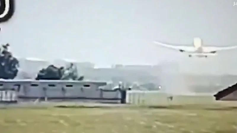 طيار : الطائرة الهندية لم تصطدم بشيء والانفجار حدث بعد سقوطها ..فيديو