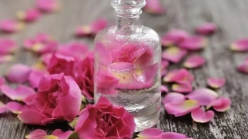 فوائد مذهلة لماء الورد على البشرة في الصيف