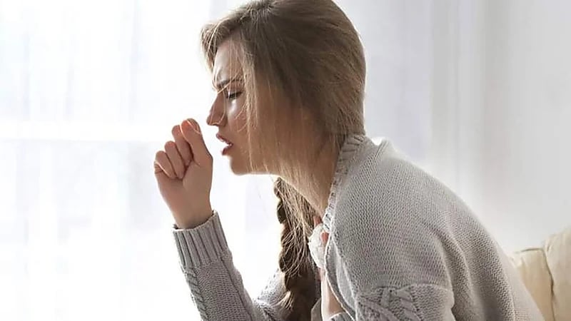 نوبة سعال حادة تنتهي بتمزق قولون امرأة وخروجه من جسدها