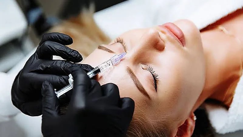 استشاري: السماح بالسفر بعد عملية التجميل يعتمد علي عوامل عديدة..فيديو