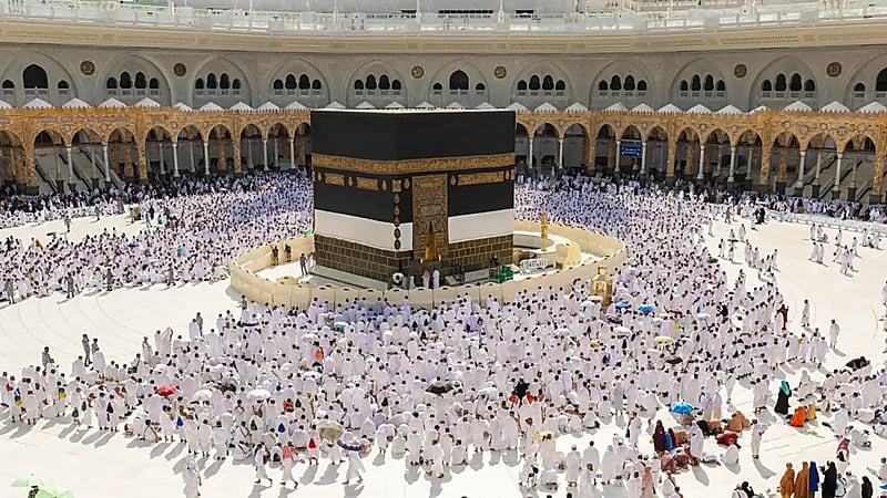 تغيير كسوة الكعبة المشرفة.. فيديو