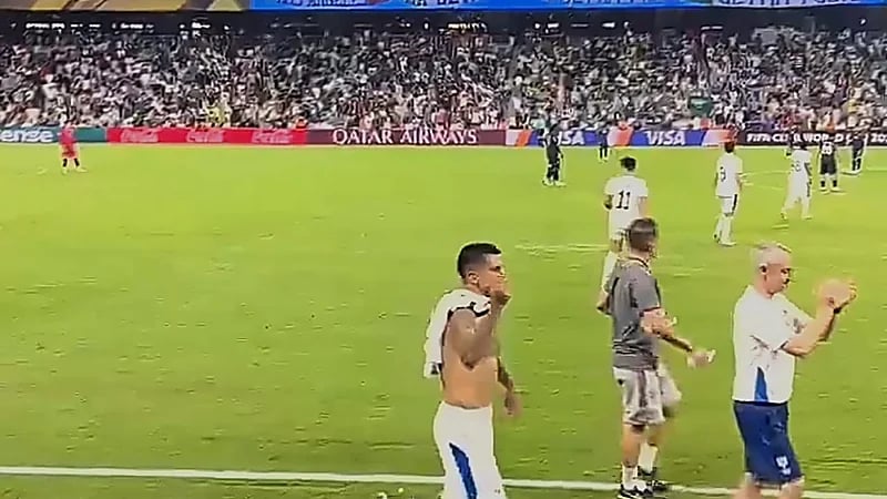 كانسيلو يطمئن الدكة بعد هدف ليوناردو: ما فيها تسلل  ..  فيديو