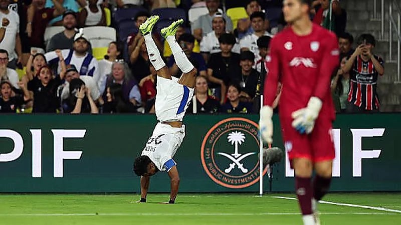 سالم الدوسري يتجاوز أبوتريكة ويقترب من ميسي ورونالدو