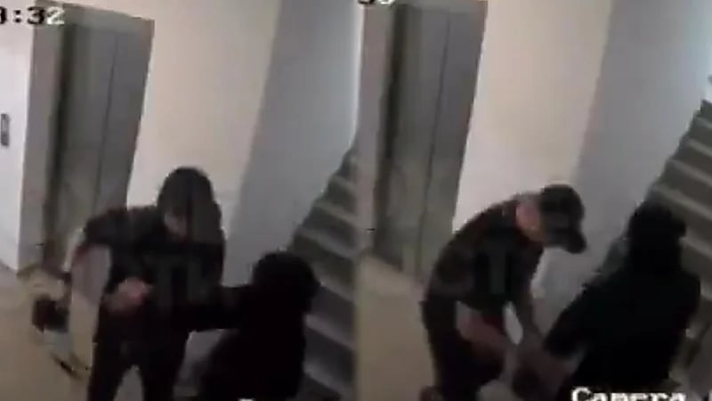 شاب يعتدي على زوجته في مدخل مبنى سكني ..فيديو