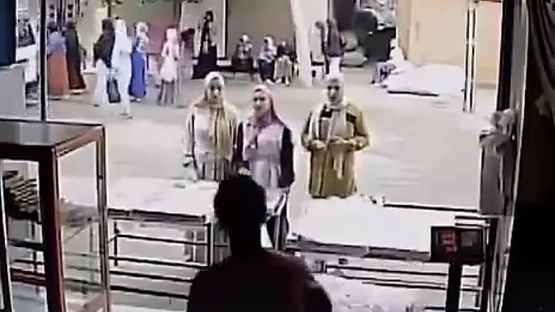 كاميرا مراقبة ترصد اللحظات الأخيرة لفتيات العنب قبل حادث التصادم المروع .. فيديو