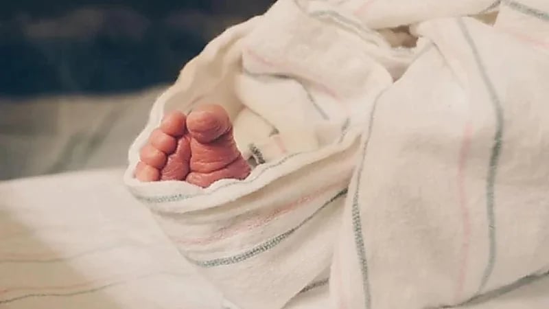 وفاة رضيعة سقطت في قدر طعام مغلي بعد عامين من مصرع شقيقتها بنفس الطريقة