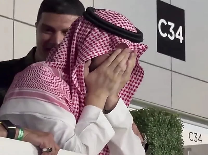 فهد بن نافل يذرف الدموع بعد هدف الهلال الرابع .. فيديو