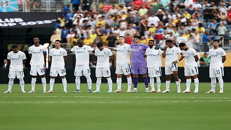 كانسيلو يحاول حبس دموعه خلال وقوفه دقيقة حداد على الراحل جوتا .. فيديو