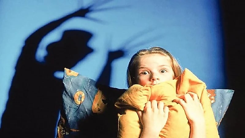 مختصة: مشاهد الرعب والمحتوى غير اللائق لها آثار نفسية وسلوكية سلبية للطفل.. فيديو