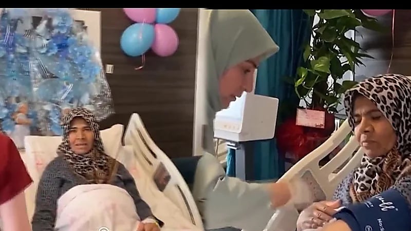 سيدة عمرها 53 عامًا تنجب توأمين .. فيديو