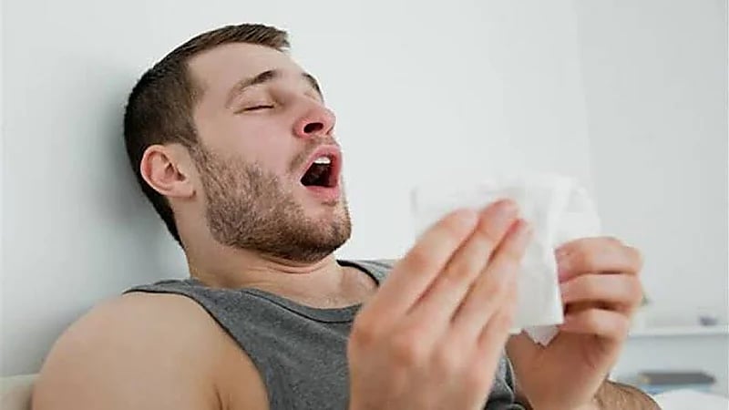 استشاري يوضح مخاطر كتم العطسة ..فيديو