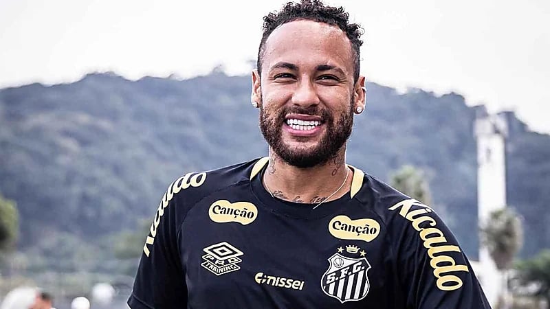 نيمار يقتني نسخة فائقة التطور من سيارة "باتموبيل"