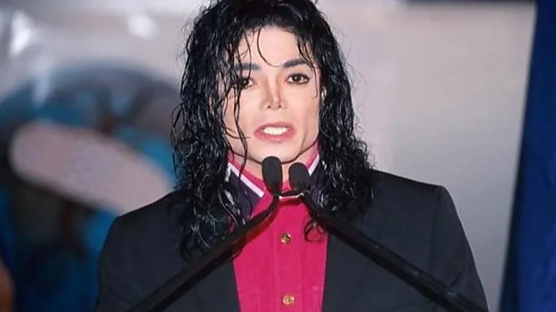 جورب متسخ لمايكل جاكسون يباع في مزاد بآلاف الدولارات .. صورة