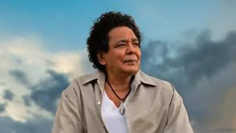 وعكة صحية تُدخل محمد منير المستشفى وتأجيل حفله في العلمين