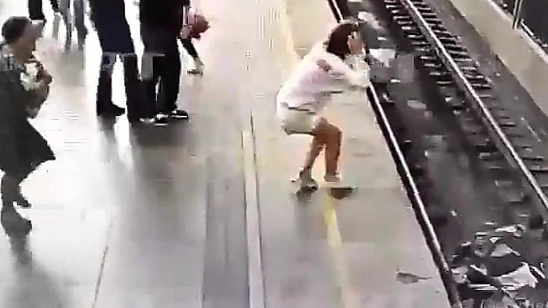 نجاة طفل بأعجوبة بعد سقوط عربته تحت القطار .. فيديو