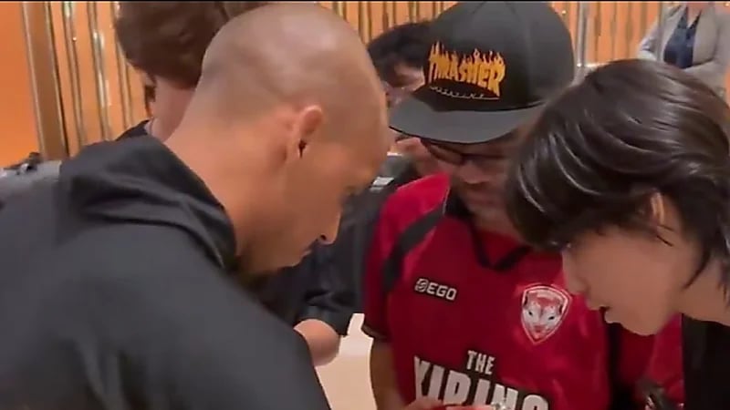 جماهير ليفربول تحاصر فابينيو في هونغ كونغ .. فيديو