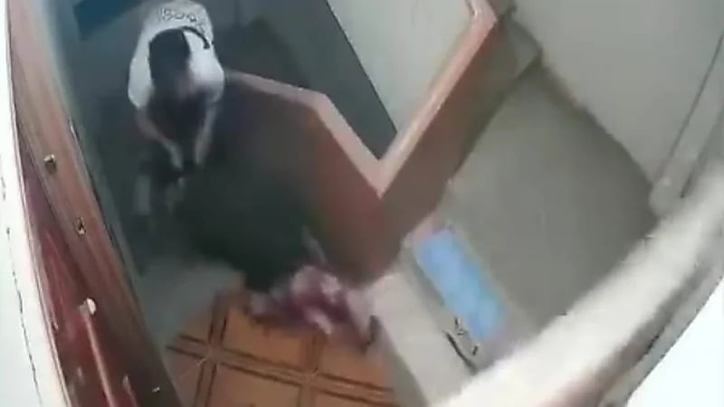 سحل سيدة على يد زوجها يثير غضب الأهالي في مصر