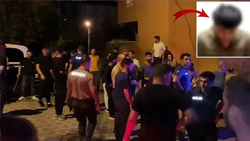 رجل يذبح زوجته بساطور في الشارع