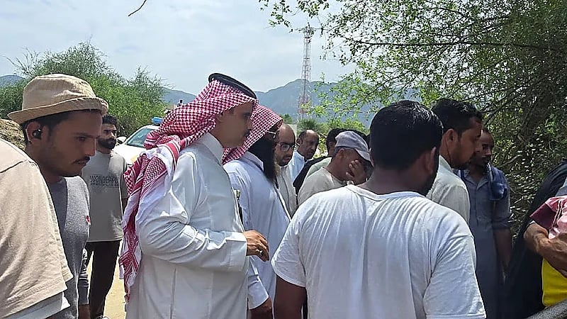 العثور على مفقودي سيول محايل بعد جهود مكثفة