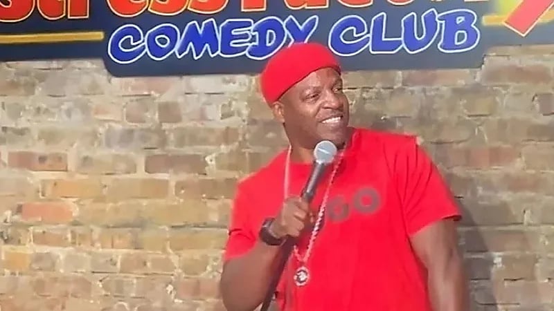 مصرع الكوميدي الأمريكي ريجي كارول في حادث إطلاق نار والشرطة تفتح تحقيقًا