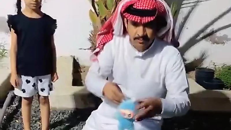 مقطع لشاب يحذر من دمية لابوبو يثير جدلاً واسعاً: اللعبة فيه جن.. فيديو