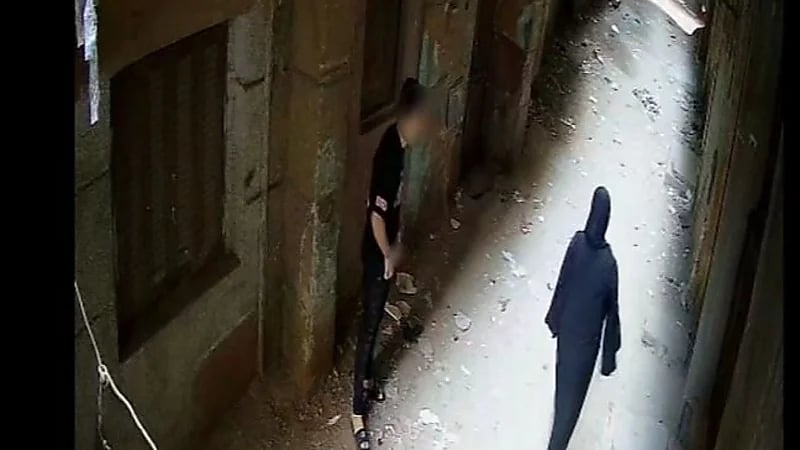 القبض على عامل تحرش بفتاة أثناء سيرها بالشارع