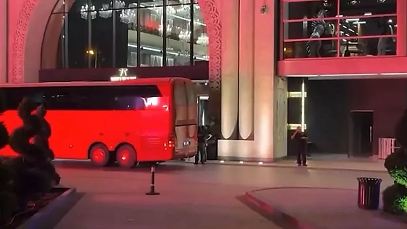 الأمن يمنع معجبًا من الوصول إلى رونالدو بعد محاولة اقتحام حافلة البرتغال  ..  فيديو